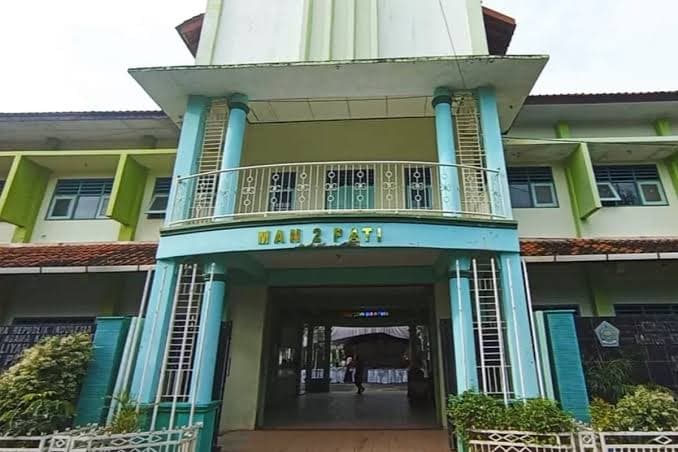 Gedung MAN 2 Pati dengan lingkungan hijau